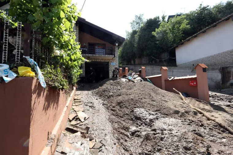 POGLEDAJTE &Scaron;TO JE OLUJA NAPRAVILA OD MJESTA PORED ZAGREBA: Drveće padalo na automobile, bujice nosile sve pred sobom&hellip;