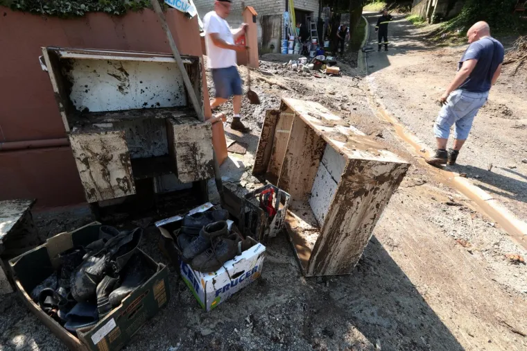 POGLEDAJTE &Scaron;TO JE OLUJA NAPRAVILA OD MJESTA PORED ZAGREBA: Drveće padalo na automobile, bujice nosile sve pred sobom&hellip;