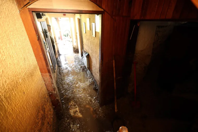 POGLEDAJTE &Scaron;TO JE OLUJA NAPRAVILA OD MJESTA PORED ZAGREBA: Drveće padalo na automobile, bujice nosile sve pred sobom&hellip;