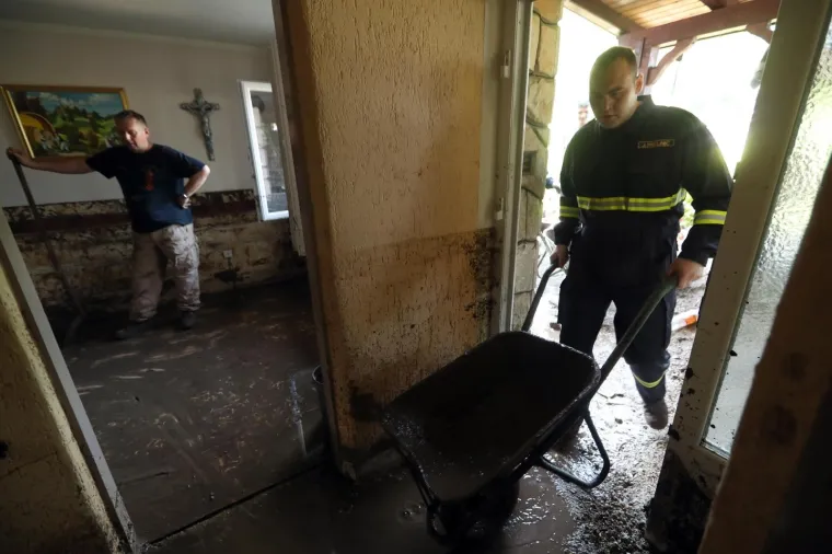 POGLEDAJTE &Scaron;TO JE OLUJA NAPRAVILA OD MJESTA PORED ZAGREBA: Drveće padalo na automobile, bujice nosile sve pred sobom&hellip;