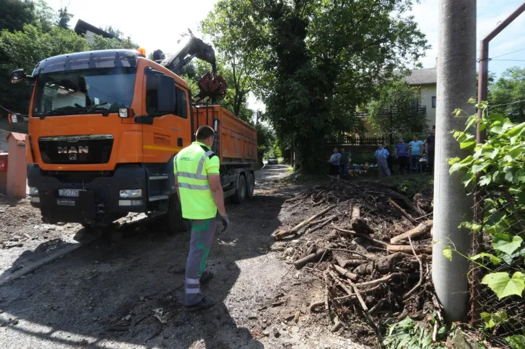 POGLEDAJTE &Scaron;TO JE OLUJA NAPRAVILA OD MJESTA PORED ZAGREBA: Drveće padalo na automobile, bujice nosile sve pred sobom&hellip;