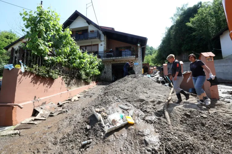 POGLEDAJTE &Scaron;TO JE OLUJA NAPRAVILA OD MJESTA PORED ZAGREBA: Drveće padalo na automobile, bujice nosile sve pred sobom&hellip;