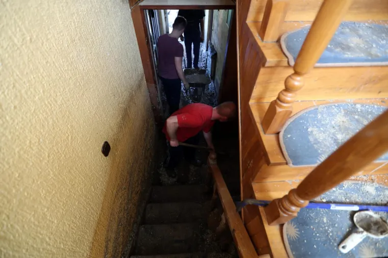 POGLEDAJTE &Scaron;TO JE OLUJA NAPRAVILA OD MJESTA PORED ZAGREBA: Drveće padalo na automobile, bujice nosile sve pred sobom&hellip;