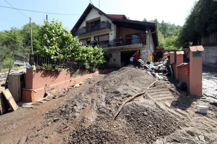 POGLEDAJTE &Scaron;TO JE OLUJA NAPRAVILA OD MJESTA PORED ZAGREBA: Drveće padalo na automobile, bujice nosile sve pred sobom&hellip;