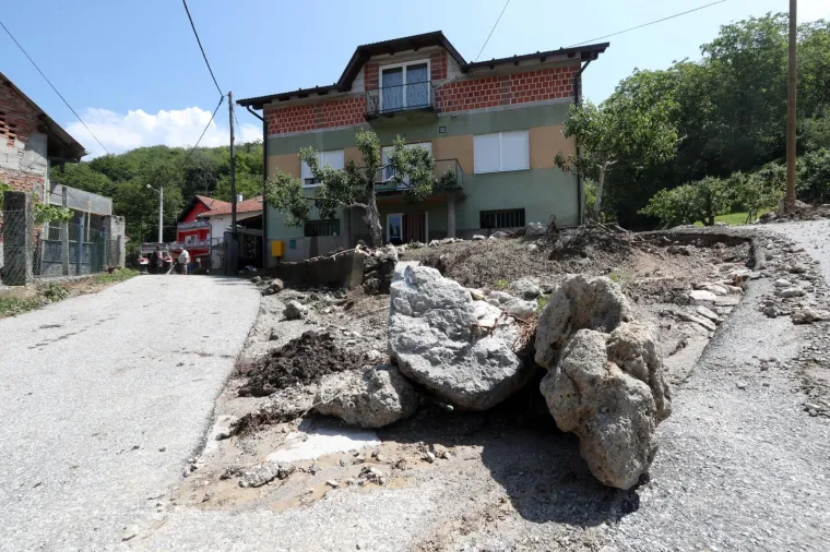 POGLEDAJTE &Scaron;TO JE OLUJA NAPRAVILA OD MJESTA PORED ZAGREBA: Drveće padalo na automobile, bujice nosile sve pred sobom&hellip;
