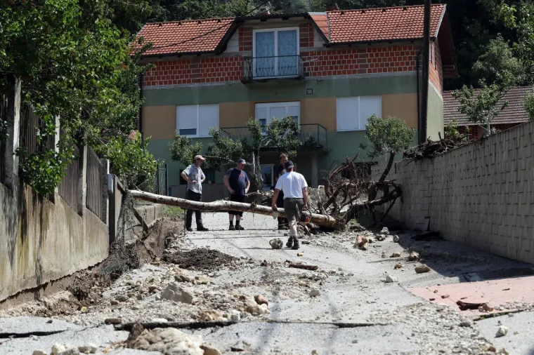 POGLEDAJTE &Scaron;TO JE OLUJA NAPRAVILA OD MJESTA PORED ZAGREBA: Drveće padalo na automobile, bujice nosile sve pred sobom&hellip;