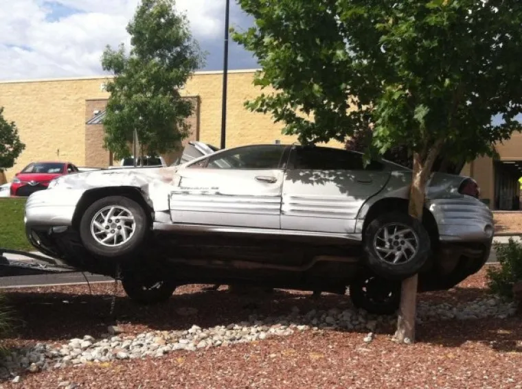 NEKI VOZAČI NEMAJU SREĆE, A NEKI PAMETI: Kako im je uopće uspjelo ovako izokrenuti i slupati automobile?
