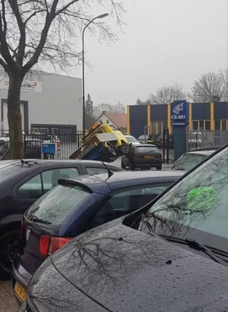 NEKI VOZAČI NEMAJU SREĆE, A NEKI PAMETI: Kako im je uopće uspjelo ovako izokrenuti i slupati automobile?