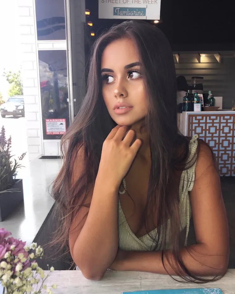 MODEL POZNAT PO POZIRANJU U DONJEM RUBLJU VOLI SE SLIKATI I U SLOBODNO VRIJEME: Skupila preko 200.000 Instagram fanova