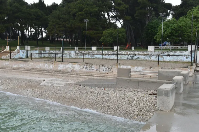 Gradsko kupali&scaron;te Valkane u Puli devastirano grafitima fa&scaron;ističkog sadržaja