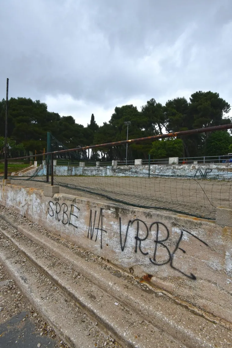 Gradsko kupali&scaron;te Valkane u Puli devastirano grafitima fa&scaron;ističkog sadržaja
