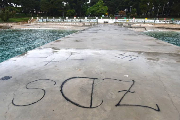 Gradsko kupali&scaron;te Valkane u Puli devastirano grafitima fa&scaron;ističkog sadržaja