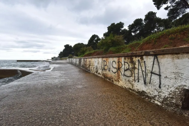 Gradsko kupali&scaron;te Valkane u Puli devastirano grafitima fa&scaron;ističkog sadržaja