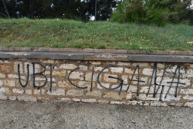 Gradsko kupali&scaron;te Valkane u Puli devastirano grafitima fa&scaron;ističkog sadržaja