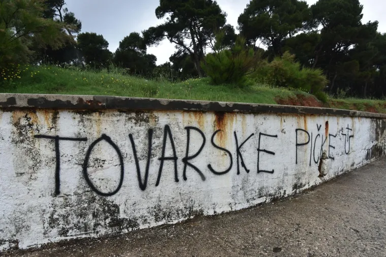 Gradsko kupali&scaron;te Valkane u Puli devastirano grafitima fa&scaron;ističkog sadržaja