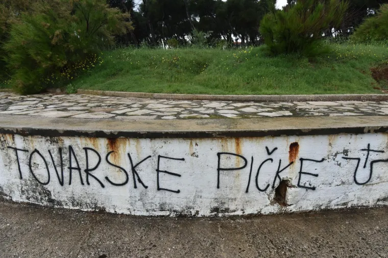 Gradsko kupali&scaron;te Valkane u Puli devastirano grafitima fa&scaron;ističkog sadržaja