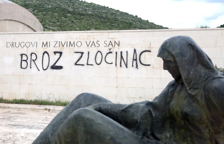 Nepoznati počinitelj i&scaron;arao Spomen kosturnicu borcima NOB-a neprimjerenim natpisima