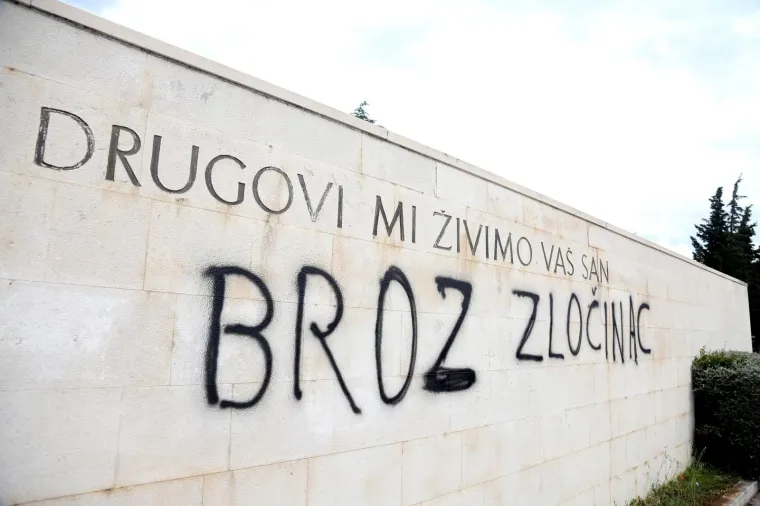 Nepoznati počinitelj i&scaron;arao Spomen kosturnicu borcima NOB-a neprimjerenim natpisima