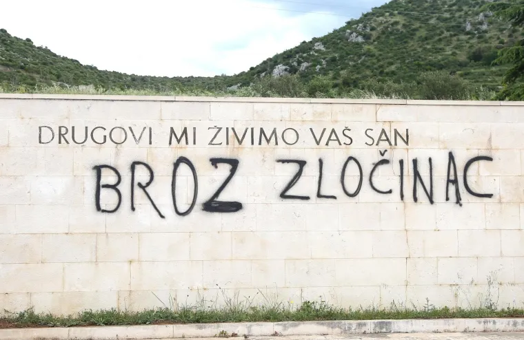 Nepoznati počinitelj i&scaron;arao Spomen kosturnicu borcima NOB-a neprimjerenim natpisima