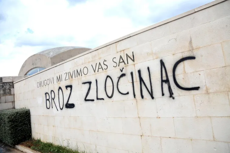 Nepoznati počinitelj i&scaron;arao Spomen kosturnicu borcima NOB-a neprimjerenim natpisima