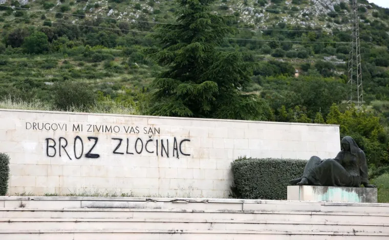 Nepoznati počinitelj i&scaron;arao Spomen kosturnicu borcima NOB-a neprimjerenim natpisima