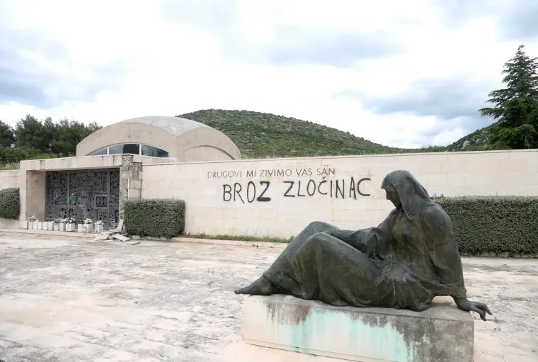 Nepoznati počinitelj i&scaron;arao Spomen kosturnicu borcima NOB-a neprimjerenim natpisima