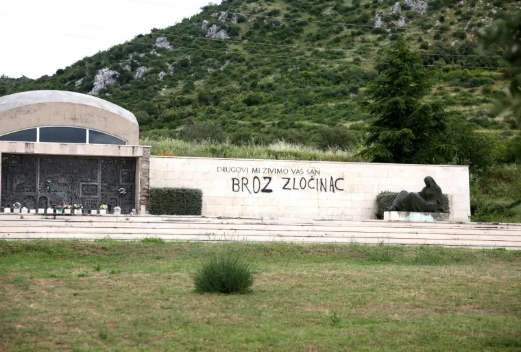 Nepoznati počinitelj i&scaron;arao Spomen kosturnicu borcima NOB-a neprimjerenim natpisima