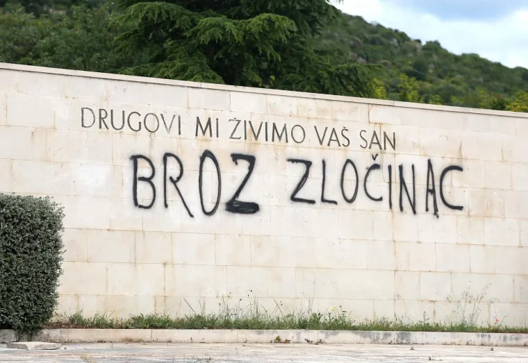 Nepoznati počinitelj i&scaron;arao Spomen kosturnicu borcima NOB-a neprimjerenim natpisima