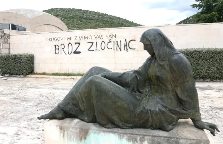 Nepoznati počinitelj i&scaron;arao Spomen kosturnicu borcima NOB-a neprimjerenim natpisima