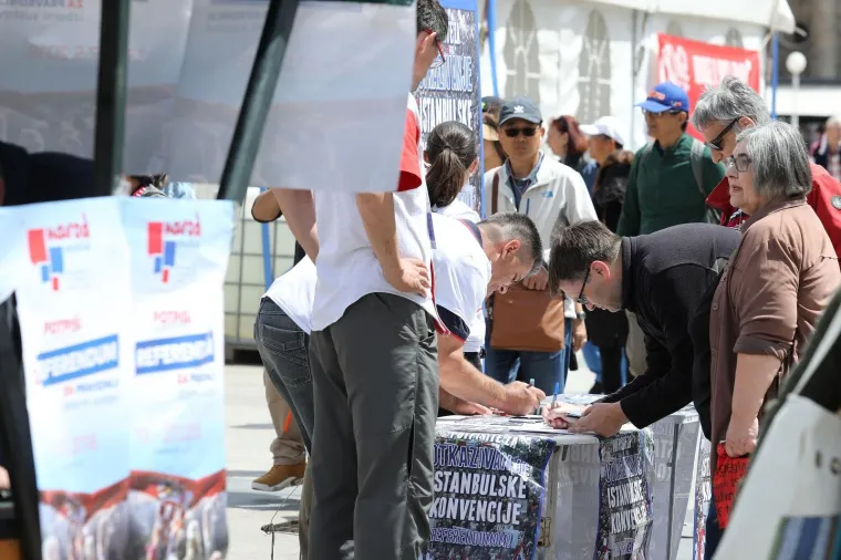 Građani daju potpise za referendum o izbornom sustavu i otkazivanju Istanbulske konvencije
