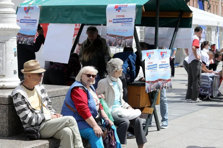 Građani daju potpise za referendum o izbornom sustavu i otkazivanju Istanbulske konvencije