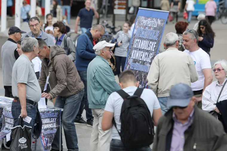 Građani daju potpise za referendum o izbornom sustavu i otkazivanju Istanbulske konvencije