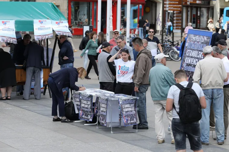 Građani daju potpise za referendum o izbornom sustavu i otkazivanju Istanbulske konvencije