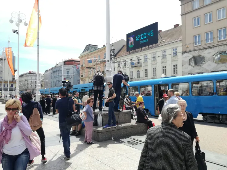 Točno u podne zaustavljen javni promet na deset minuta