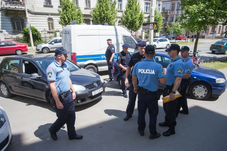 Osijek - Privođenje šestero muškaraca na Županijski sud osumnjičenih za prošlogodisnje paljenje kuće bivšeg glavnog državnog odvjetnika  Radovana Ortynskog. Photo: Davor Javorovic/PIXSELL