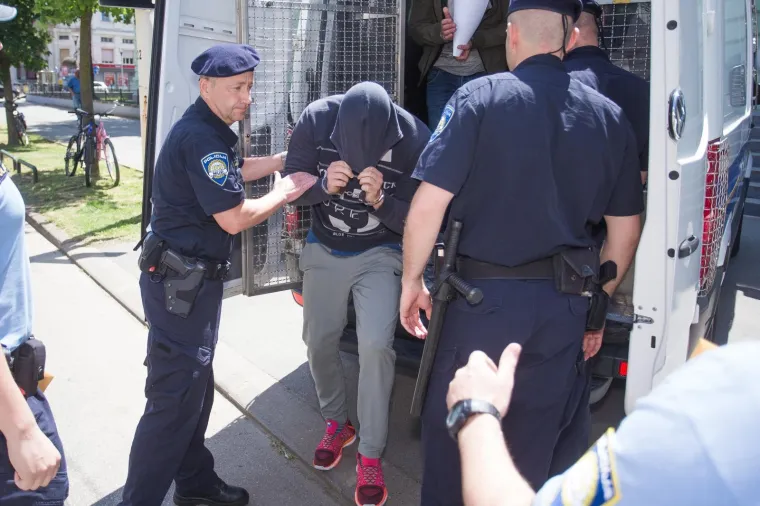 Vikendica Radovana Ortynskog koji je na čelu DORH-a bio do 2001. godine, a već godinama je u mirovini, uni&scaron;tena je lani početkom travnja. Požar je buknuo u večernjim satima, a gasilo ga je dvadesetak vatrogasaca. U požaru je izgorjelo prizemlje kuće, a vatra nije zahvatila prvi kat, ni tavan. Vatrogasci i policija prona&scaron;li su kanistar s ostacima benzina te tragove krvi. Pretpostavlja se da su počinitelji u&scaron;li u kuću provaliv&scaron;i balkonska vrata u prizemlju.