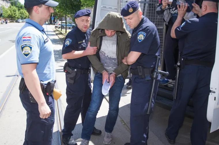 OVO SU LJUDI OSUMNJIČENI ZA PALJENJE KUĆE BIV&Scaron;EG DRŽAVNOG ODVJETNIKA: Vođa Čepinske skupine sa suradnicima priveden na sud