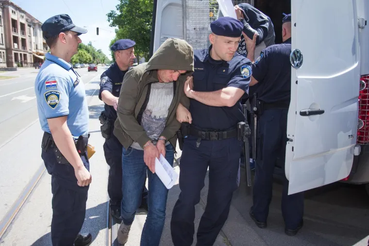 OVO SU LJUDI OSUMNJIČENI ZA PALJENJE KUĆE BIV&Scaron;EG DRŽAVNOG ODVJETNIKA: Vođa Čepinske skupine sa suradnicima priveden na sud