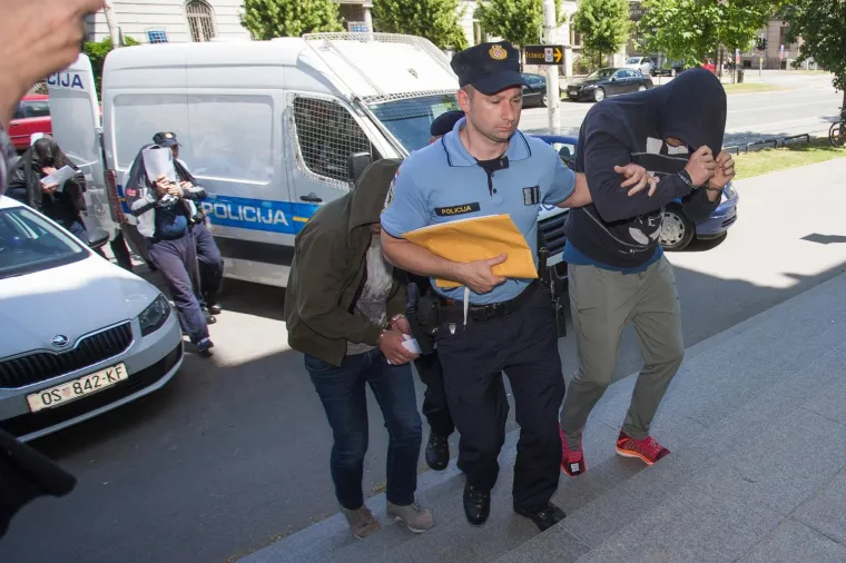 OVO SU LJUDI OSUMNJIČENI ZA PALJENJE KUĆE BIV&Scaron;EG DRŽAVNOG ODVJETNIKA: Vođa Čepinske skupine sa suradnicima priveden na sud