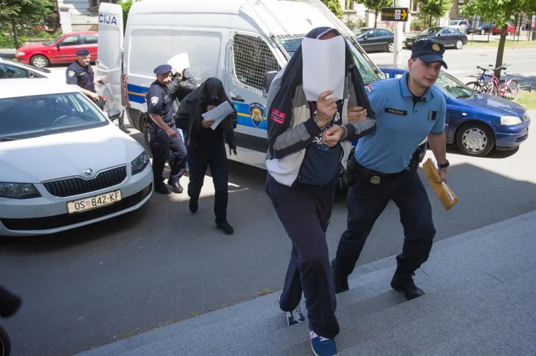 OVO SU LJUDI OSUMNJIČENI ZA PALJENJE KUĆE BIV&Scaron;EG DRŽAVNOG ODVJETNIKA: Vođa Čepinske skupine sa suradnicima priveden na sud