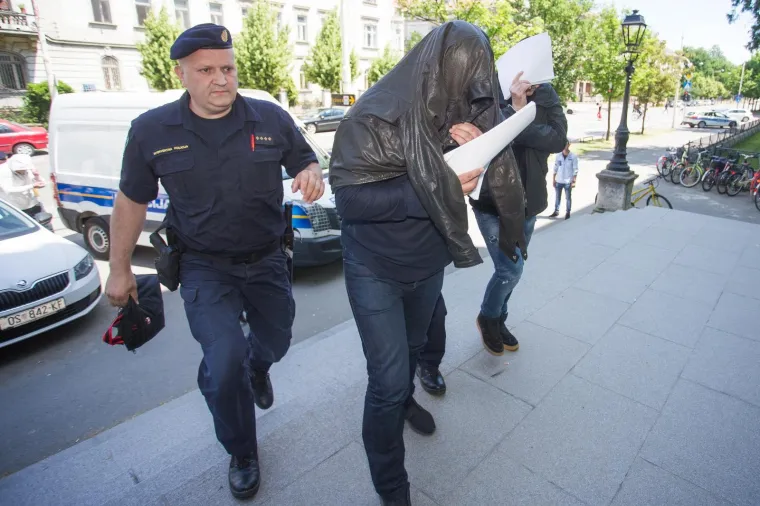 OVO SU LJUDI OSUMNJIČENI ZA PALJENJE KUĆE BIV&Scaron;EG DRŽAVNOG ODVJETNIKA: Vođa Čepinske skupine sa suradnicima priveden na sud