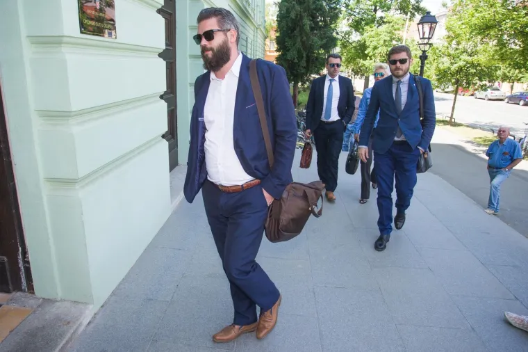 OVO SU LJUDI OSUMNJIČENI ZA PALJENJE KUĆE BIV&Scaron;EG DRŽAVNOG ODVJETNIKA: Vođa Čepinske skupine sa suradnicima priveden na sud