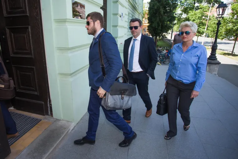 OVO SU LJUDI OSUMNJIČENI ZA PALJENJE KUĆE BIV&Scaron;EG DRŽAVNOG ODVJETNIKA: Vođa Čepinske skupine sa suradnicima priveden na sud