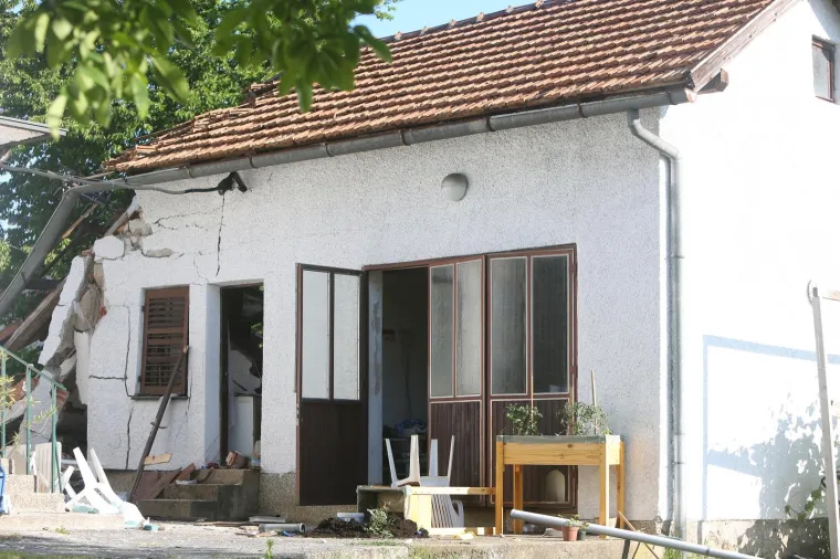 Eksplozija na &Scaron;varči: sa zemljom sravnjen dvori&scaron;ni objekt