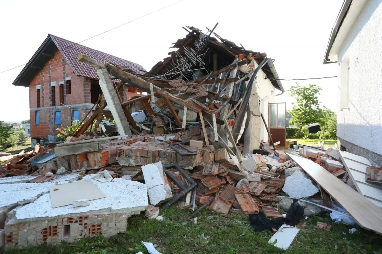 Eksplozija na &Scaron;varči: sa zemljom sravnjen dvori&scaron;ni objekt