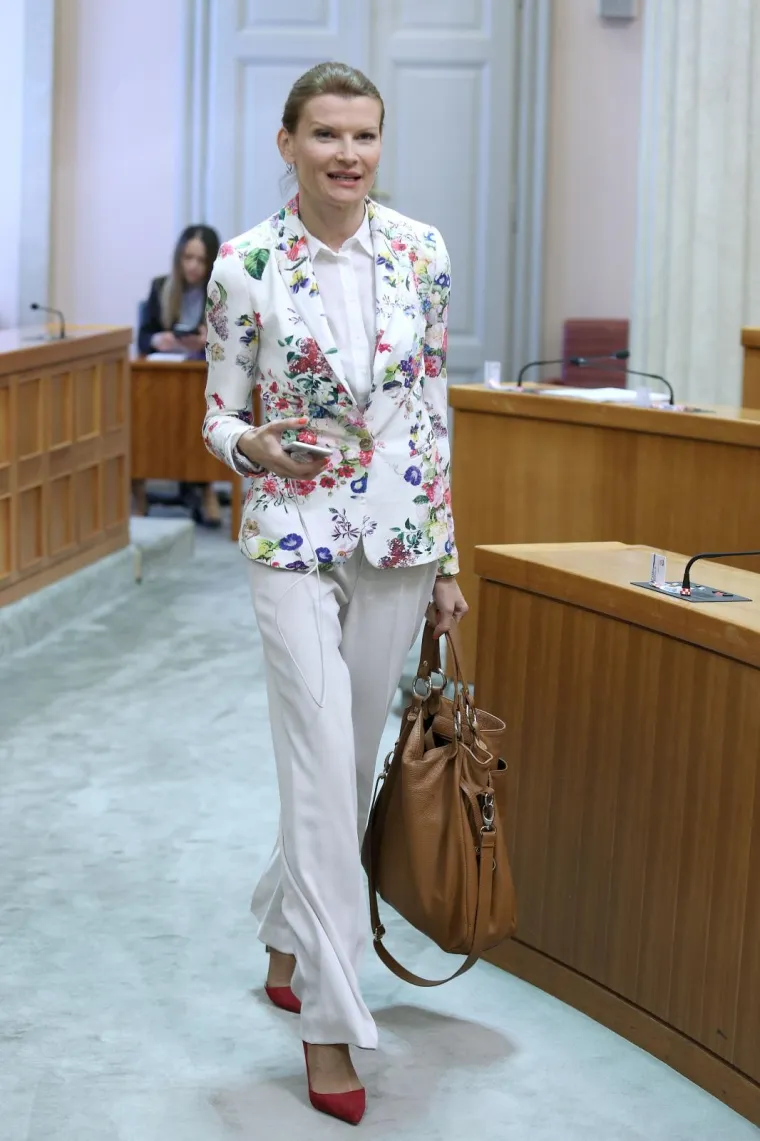 Potpredsjednica Odbora za obrazovanje, znanosti i kulturu proljetnom je kombinacijom osvježila sabornicu.
