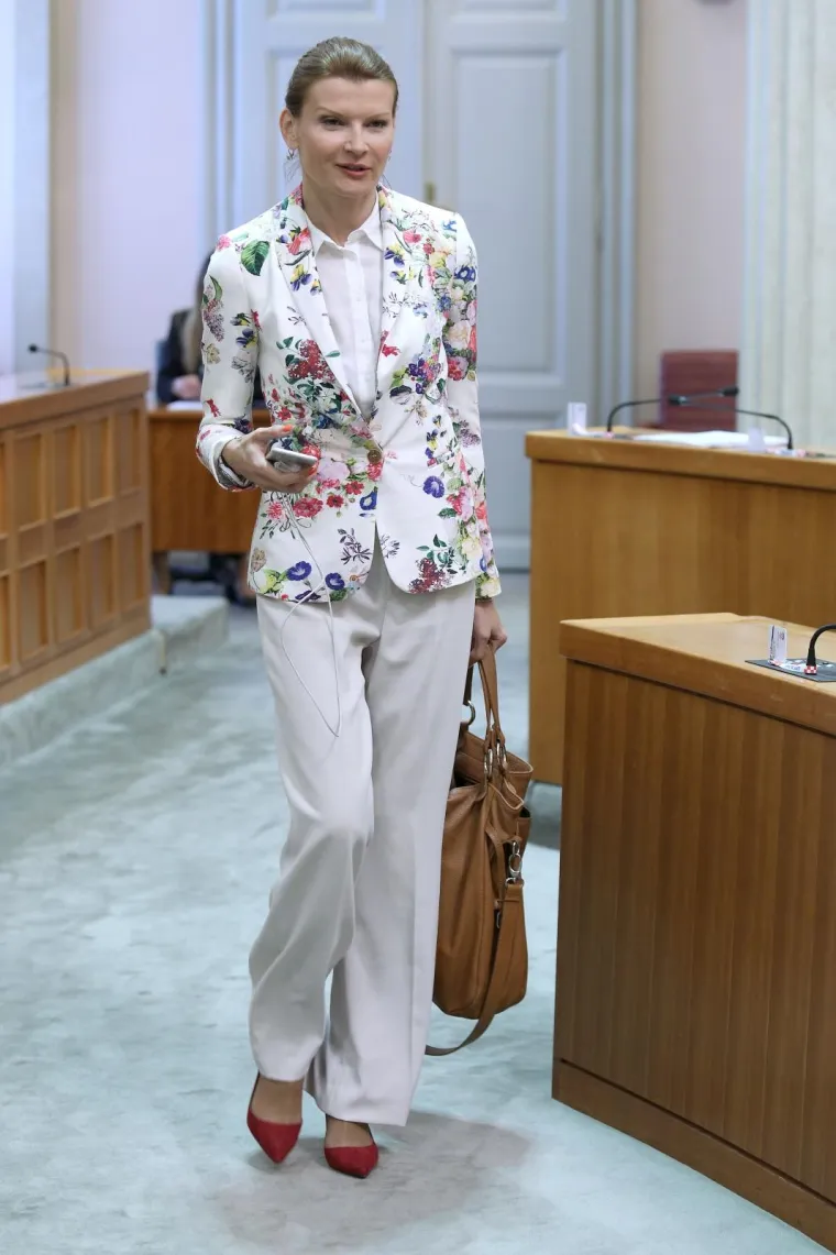 SDP-OVKA OSVJEŽILA SABORNICU: Atraktivna Sabina Glasovac unijela na sjednicu proljeće na svom kaputiću