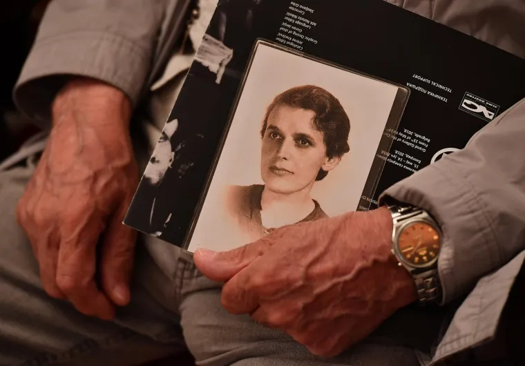 U Beogradu je jučer otvorena izložba 'Dijanina deca'. Diana Budisavljević, hrvatska humanitarka austrijske nacionalnosti, tijekom Drugog svjetskog rata u razdoblju od 1941. do 1945. potaknula je i organizirala spašavanje iz ustaških koncentracijskih logora, sudjelovala u zbrinjavanju te vodila sustavne podatke o oko 12.000 osoba, uglavnom srpske djece, te njihovih majki s područja Korduna i Kozare.