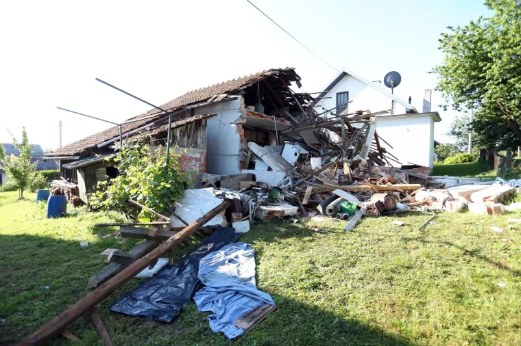 EKSPLOZIJA PLINA U KARLOVCU: Dvorišna zgrada u potpunosti je uništena, a 72-godišnji muškarac je poginuo