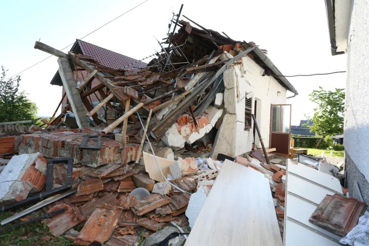 EKSPLOZIJA PLINA U KARLOVCU: Dvorišna zgrada u potpunosti je uništena, a 72-godišnji muškarac je poginuo